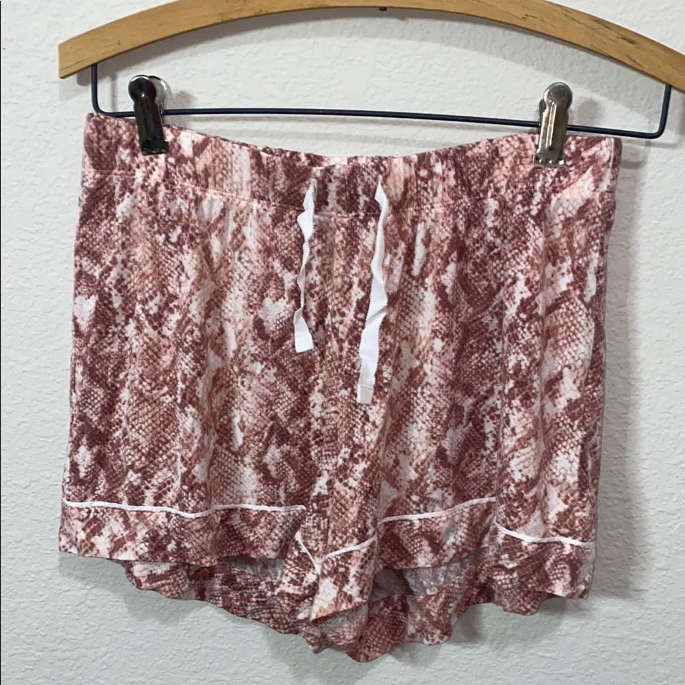🪼Adorable Victoria Secret Women's Pink Snake Print Shorts! - Picture 1 of 8